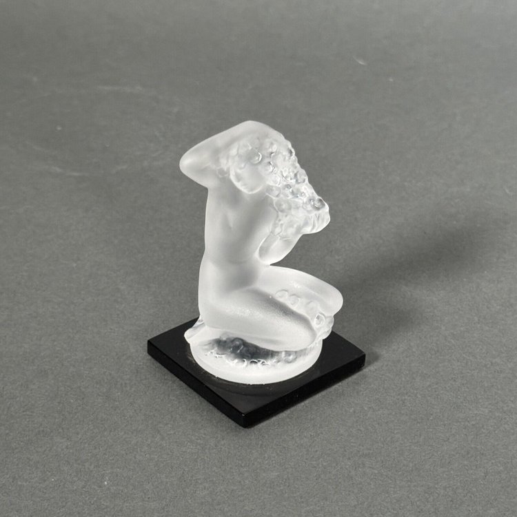 Nacktes weibliches Subjekt von Lalique aus Milchglas auf schwarzem Sockel