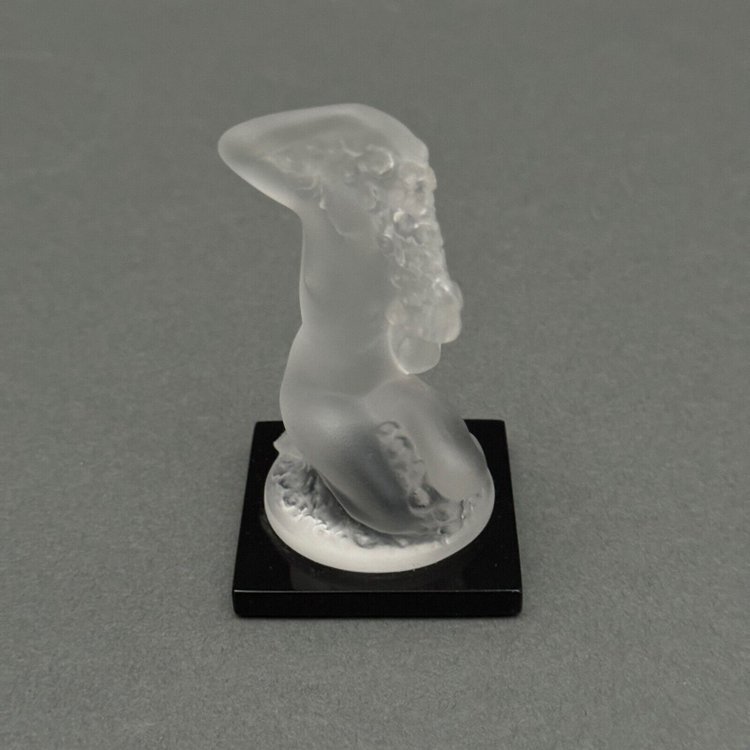 Nacktes weibliches Subjekt von Lalique aus Milchglas auf schwarzem Sockel