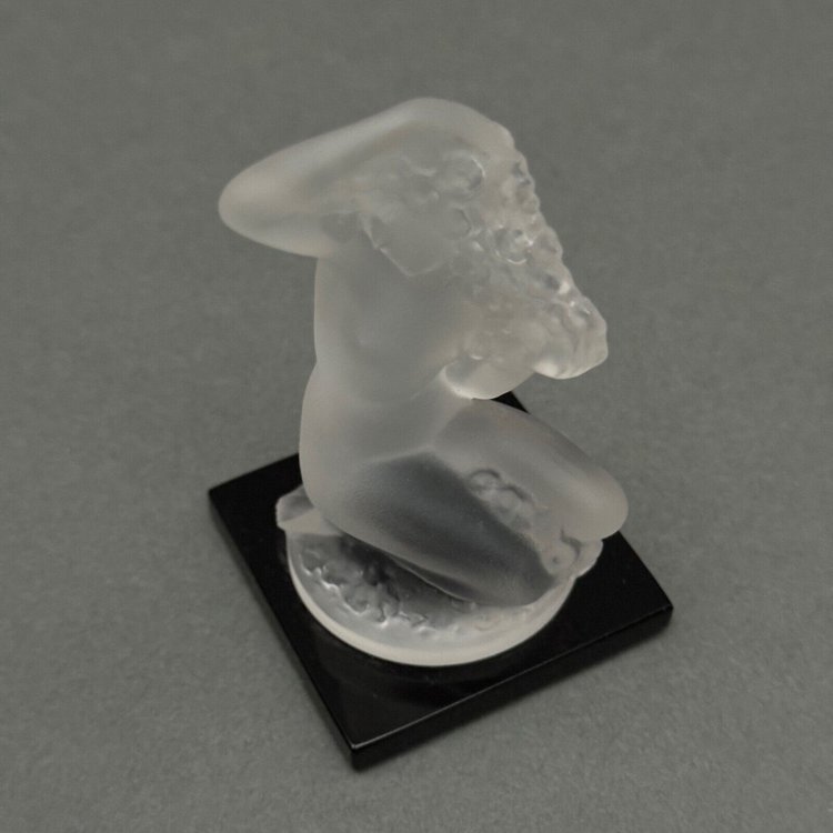 Nacktes weibliches Subjekt von Lalique aus Milchglas auf schwarzem Sockel