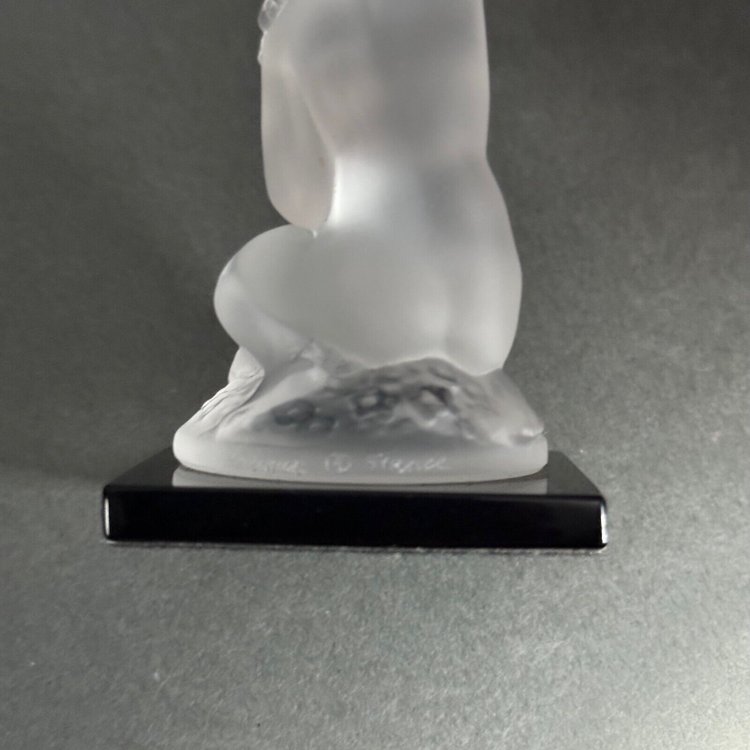 Nacktes weibliches Subjekt von Lalique aus Milchglas auf schwarzem Sockel