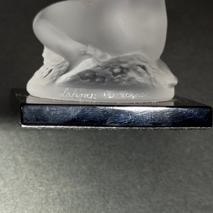 Nacktes weibliches Subjekt von Lalique aus Milchglas auf schwarzem Sockel