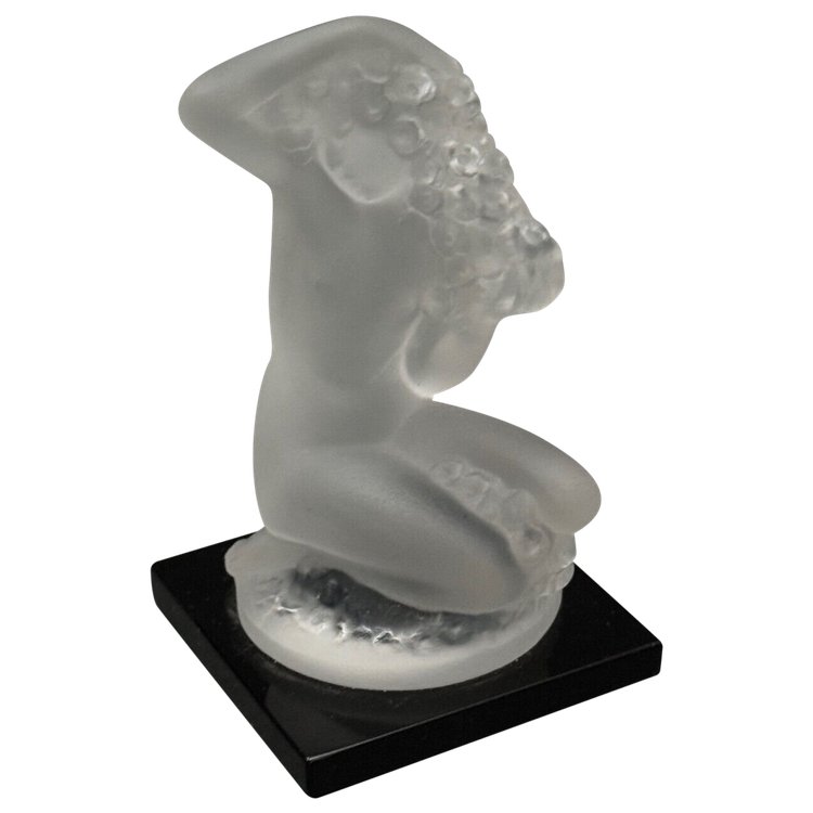 Nacktes weibliches Subjekt von Lalique aus Milchglas auf schwarzem Sockel
