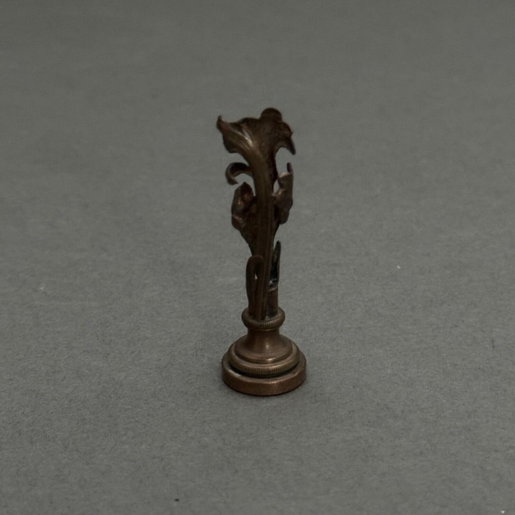 Cachet ou sceau en bronze XIXe décor végétal avec monogramme