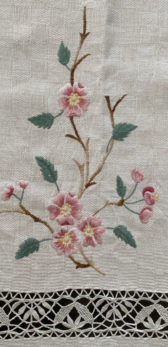 Grande tovaglia di lino ricamata a fiori del XIX secolo