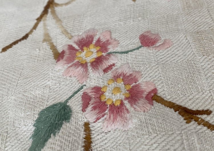 Grande tovaglia di lino ricamata a fiori del XIX secolo