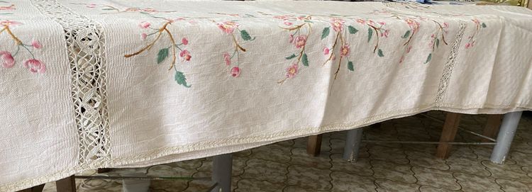 Grande tovaglia di lino ricamata a fiori del XIX secolo