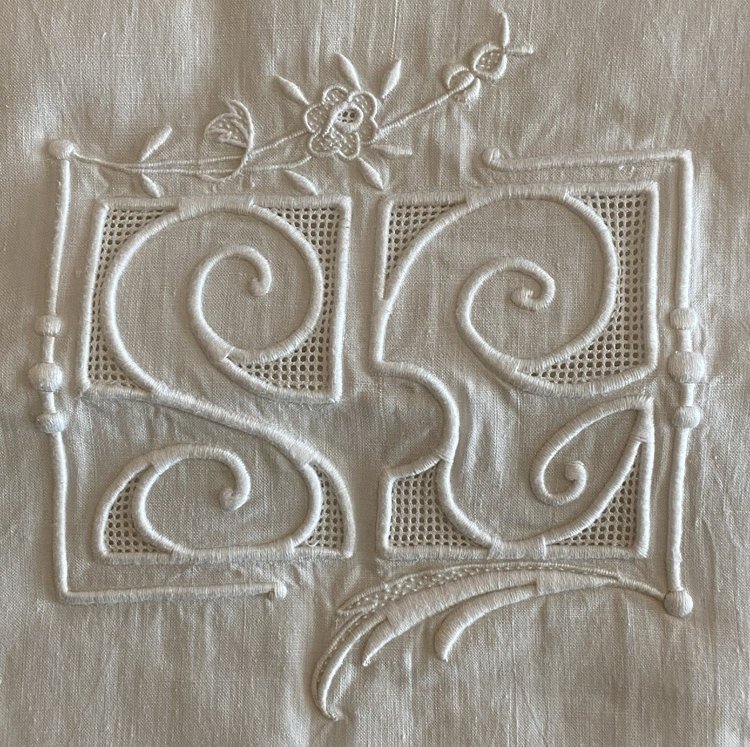 Lenzuolo di pizzo Luxeuil ricamato a fiori Monogramma SE XIX secolo