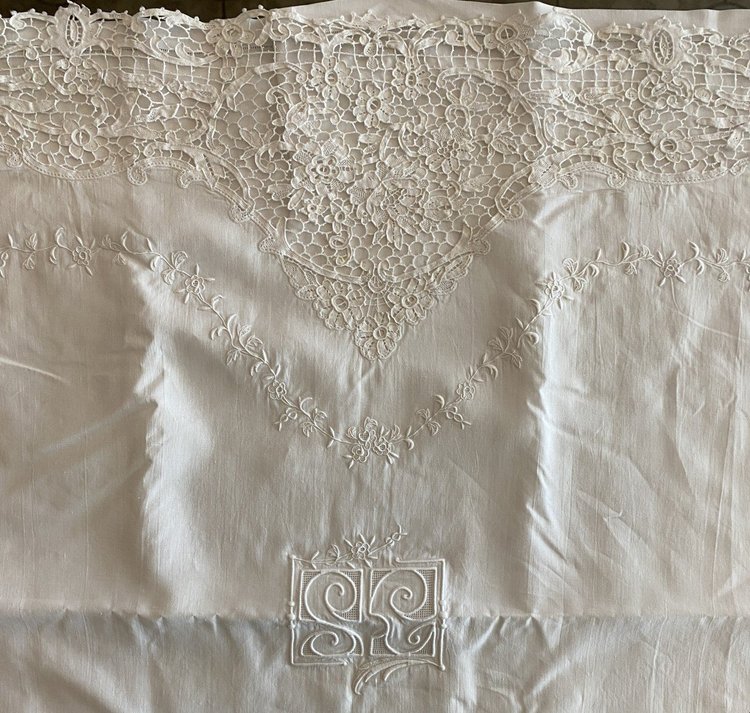Lenzuolo di pizzo Luxeuil ricamato a fiori Monogramma SE XIX secolo