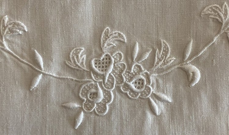 Lenzuolo di pizzo Luxeuil ricamato a fiori Monogramma SE XIX secolo