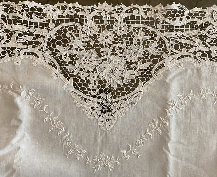 Lenzuolo di pizzo Luxeuil ricamato a fiori Monogramma SE XIX secolo
