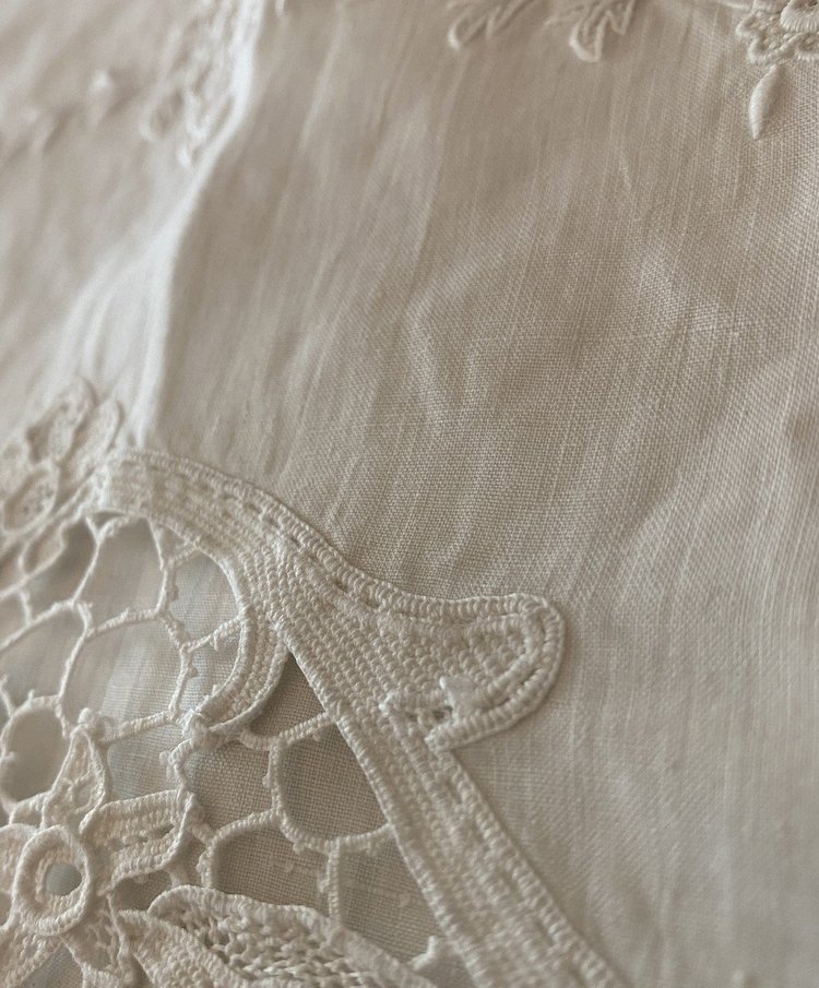 Lenzuolo di pizzo Luxeuil ricamato a fiori Monogramma SE XIX secolo