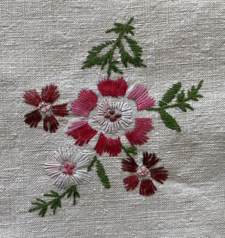 Tovaglia di lino ricamata a fiori del XIX secolo