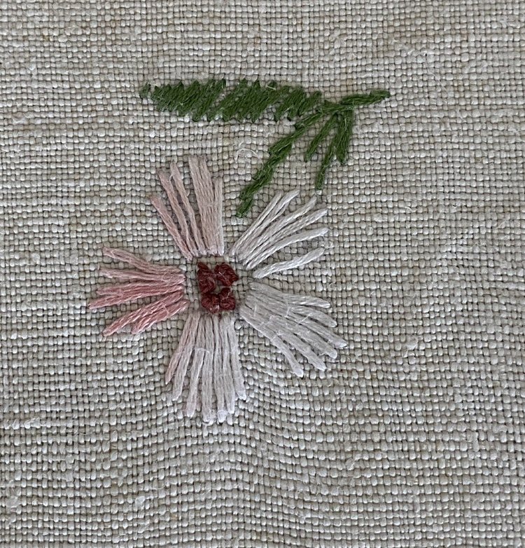 Tovaglia di lino ricamata a fiori del XIX secolo