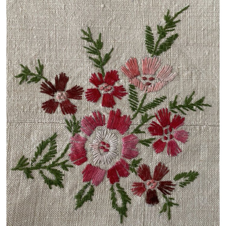 Tovaglia di lino ricamata a fiori del XIX secolo