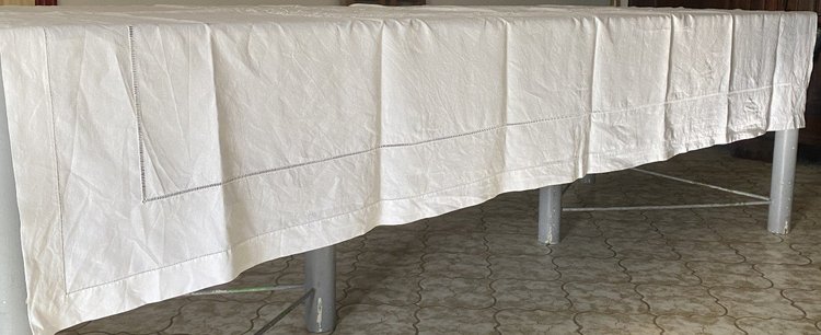 Tovaglia di lino ricamata con bombo Inizio XX secolo