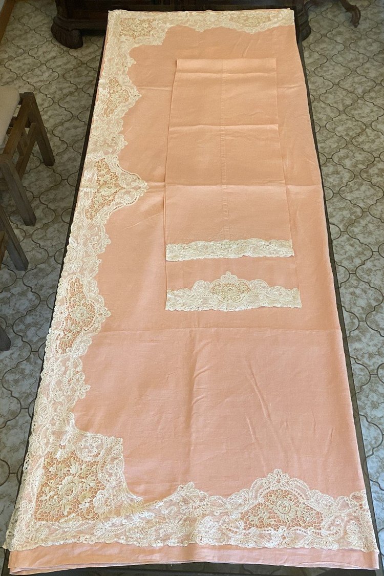  Lenzuolo e cuscino di lino rosa con pizzo Luxeuil decorato con fiori XIX secolo.