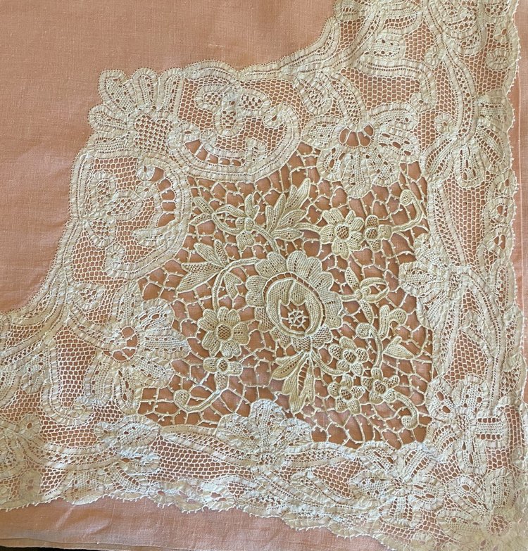  Lenzuolo e cuscino di lino rosa con pizzo Luxeuil decorato con fiori XIX secolo.