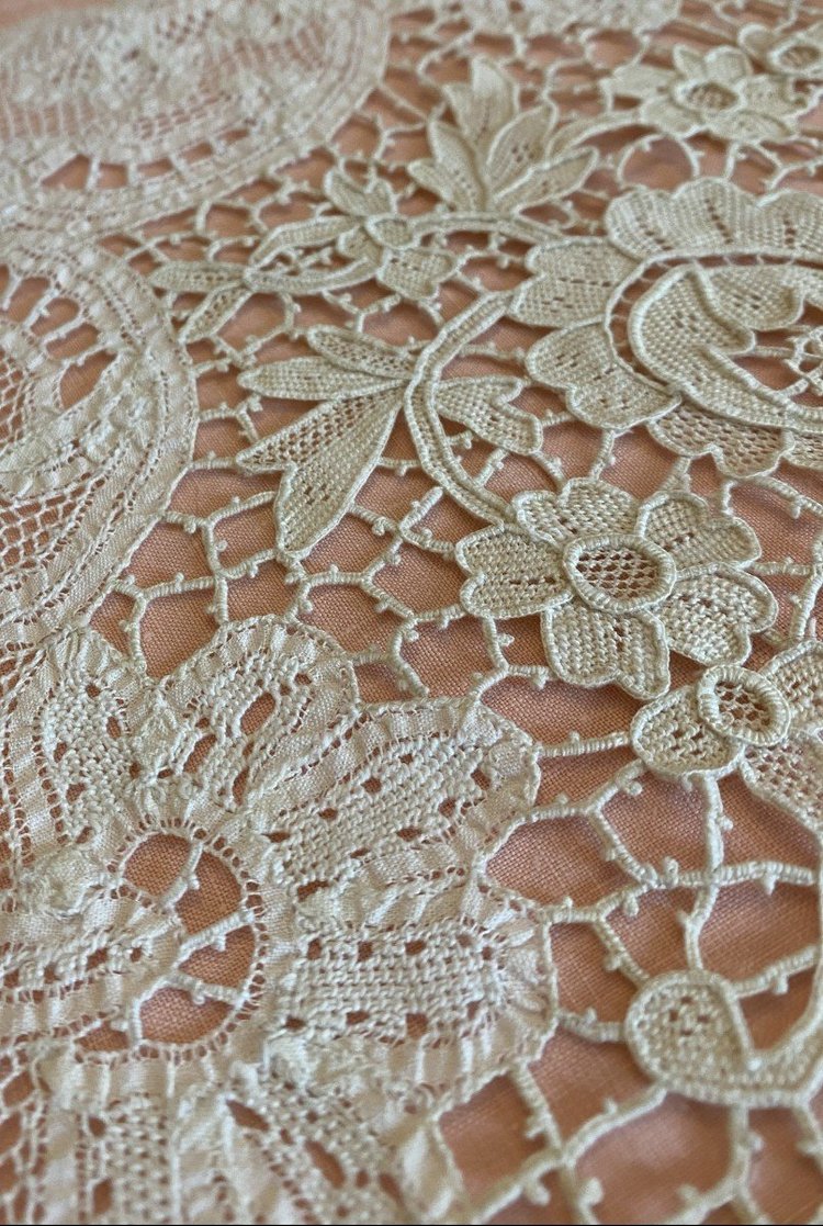  Lenzuolo e cuscino di lino rosa con pizzo Luxeuil decorato con fiori XIX secolo.