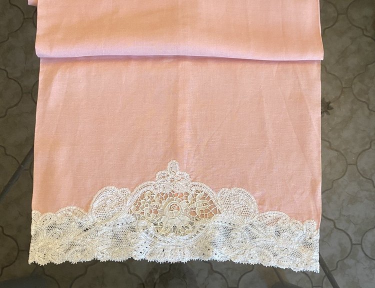  Lenzuolo e cuscino di lino rosa con pizzo Luxeuil decorato con fiori XIX secolo.