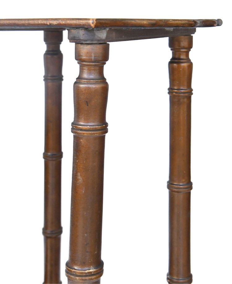 Sella in legno dipinto decorata con una donna seduta con cesto di fiori e paesaggio