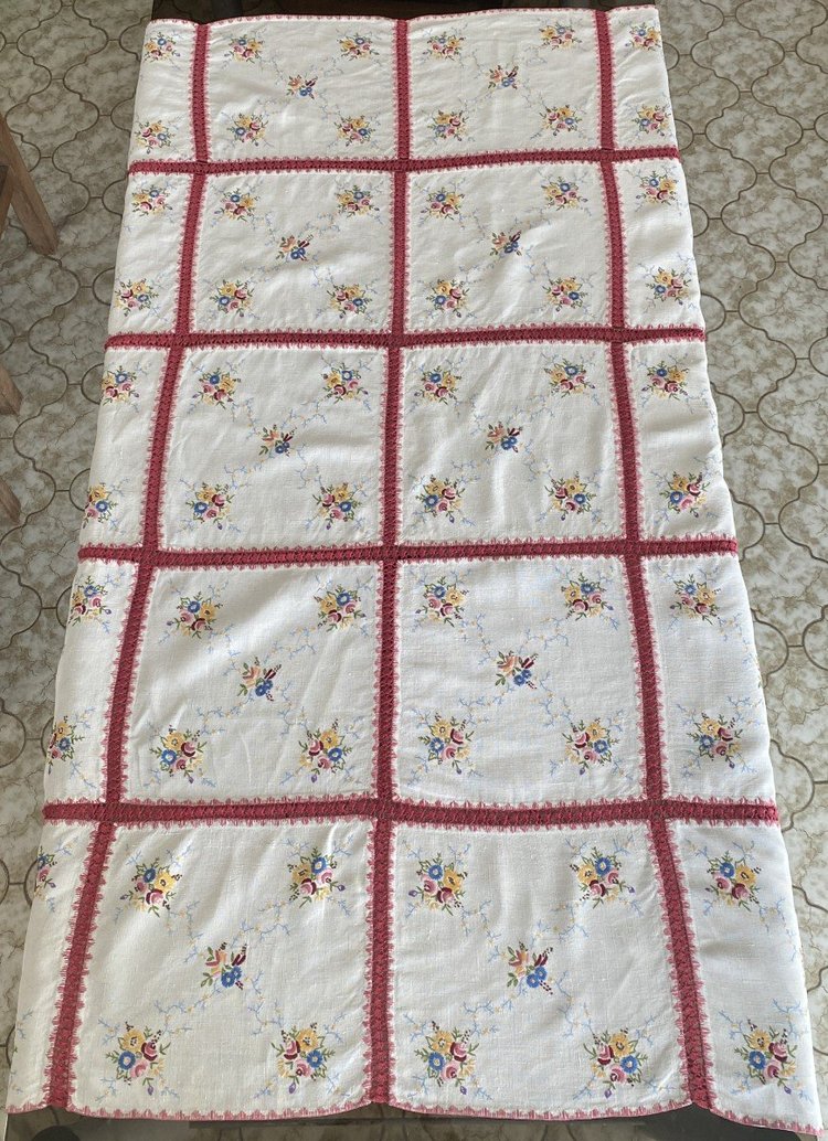 Tovaglia ricamata con mazzi di fiori XIX secolo
