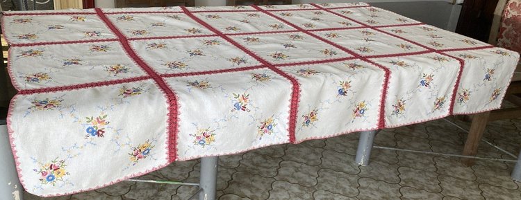 Tovaglia ricamata con mazzi di fiori XIX secolo