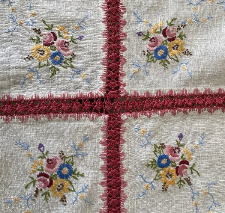 Tovaglia ricamata con mazzi di fiori XIX secolo