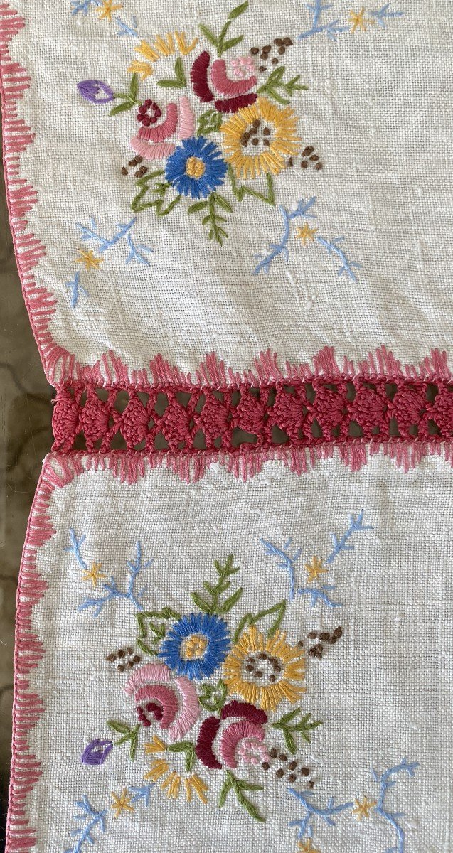 Tovaglia ricamata con mazzi di fiori XIX secolo