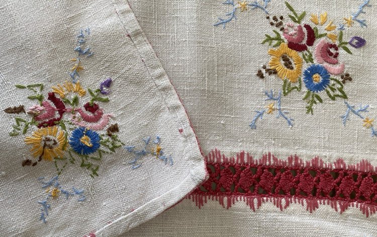 Tovaglia ricamata con mazzi di fiori XIX secolo