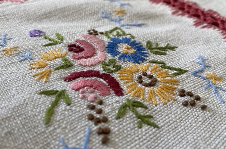 Tovaglia ricamata con mazzi di fiori XIX secolo