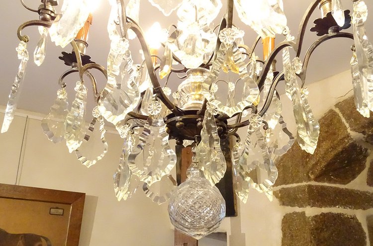 Lampadario a 6 luci in bronzo con pendenti in cristallo tagliato Coltelli XIX secolo