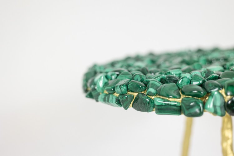 Tavolo con piedistallo in malachite e metallo dorato. Opera contemporanea. LS59992 168J