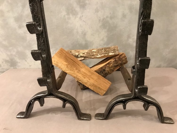 Coppia di antichi candelabri in ferro e ottone di un robusto periodo del XVII secolo