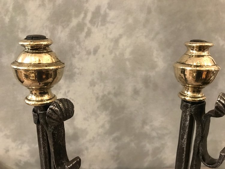 Coppia di antichi candelabri in ferro e ottone di un robusto periodo del XVII secolo