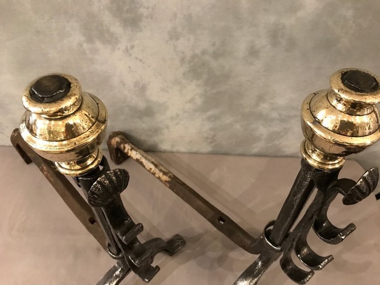 Coppia di antichi candelabri in ferro e ottone di un robusto periodo del XVII secolo