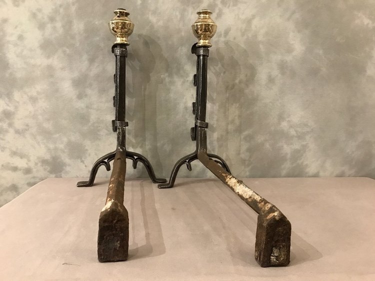 Coppia di antichi candelabri in ferro e ottone di un robusto periodo del XVII secolo