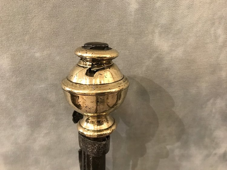Coppia di antichi candelabri in ferro e ottone di un robusto periodo del XVII secolo