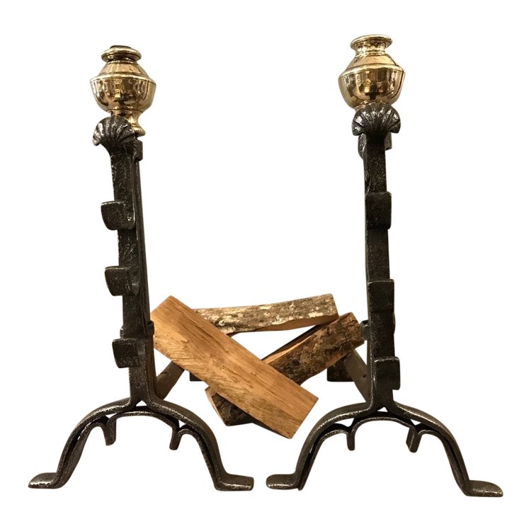 Coppia di antichi candelabri in ferro e ottone di un robusto periodo del XVII secolo