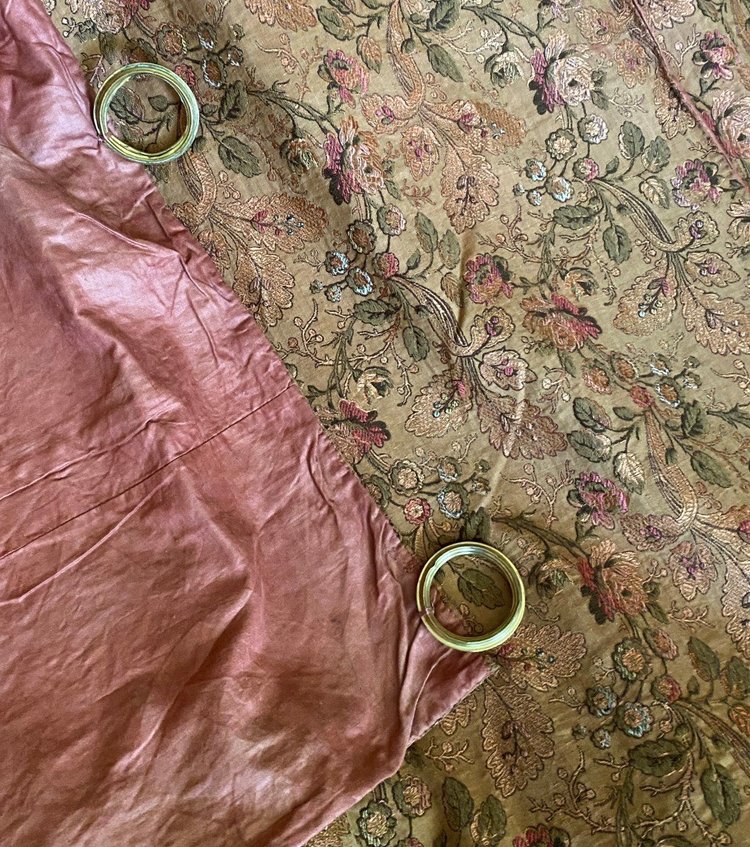 Coppia di drappi di lino e seta ricamati con fiori XIX sec.