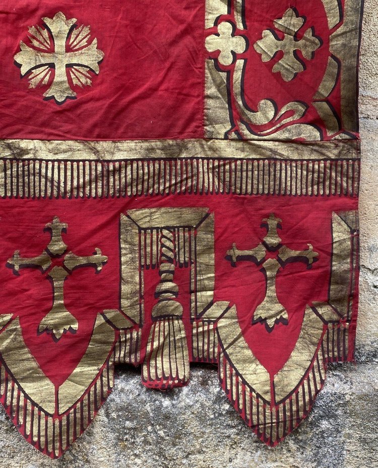 Große religiöse Drapierung rot und gold
