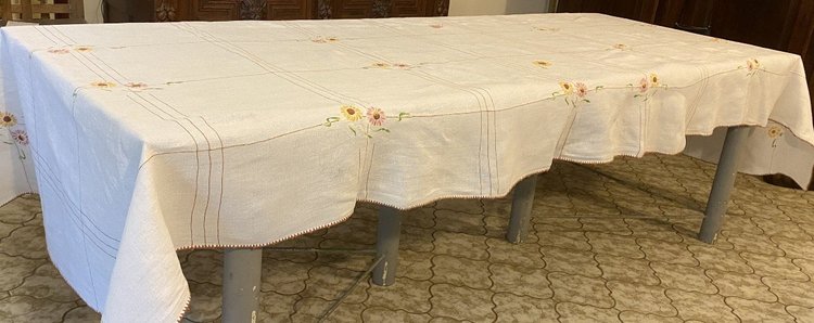 Grande Nappe En Lin Brodée à Décor De Fleurs  XIX ème