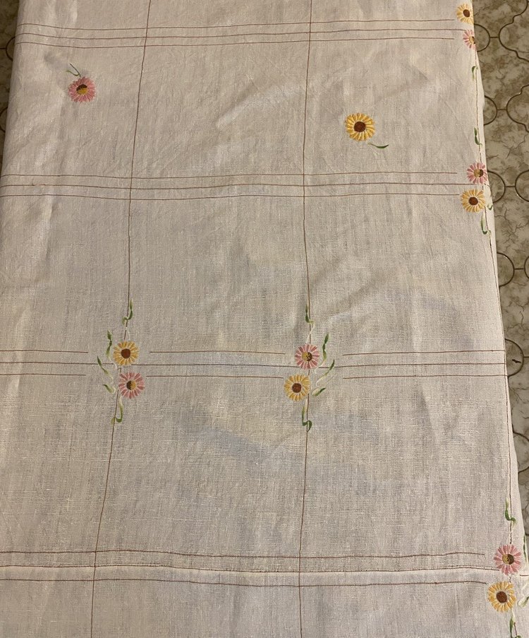Grande Nappe En Lin Brodée à Décor De Fleurs  XIX ème