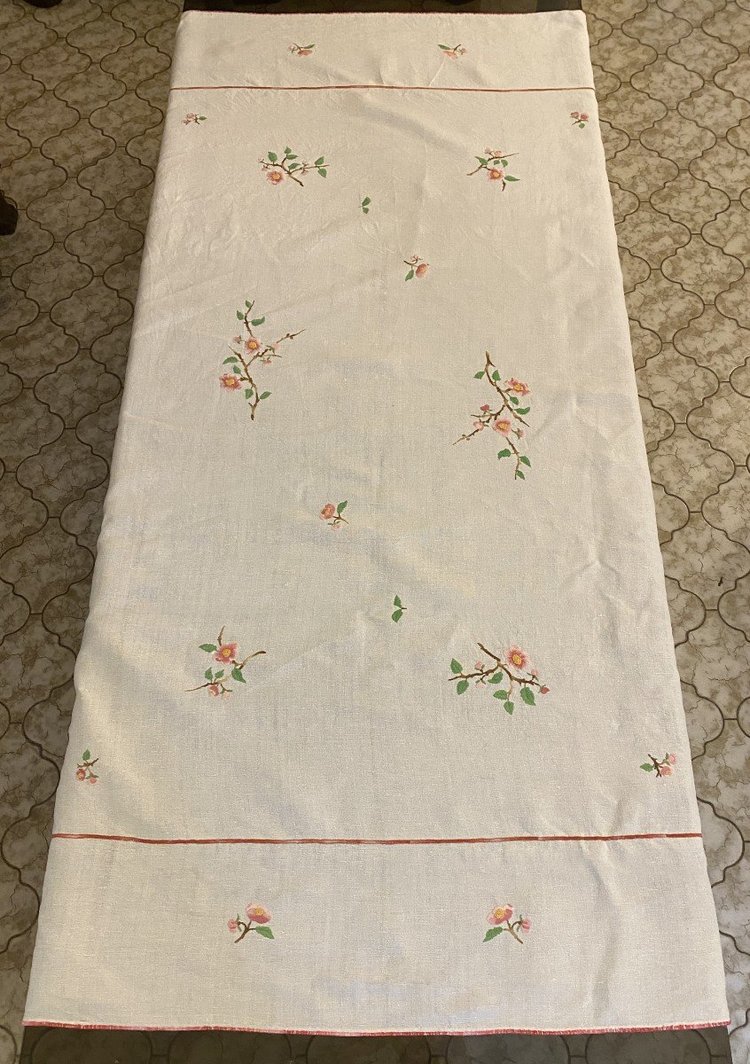 Tovaglia di lino ricamato con fiori XIX