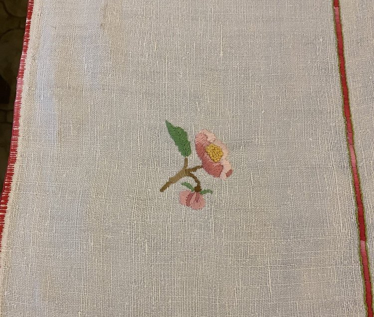 Tovaglia di lino ricamato con fiori XIX