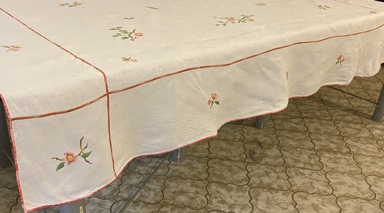 Tovaglia di lino ricamato con fiori XIX