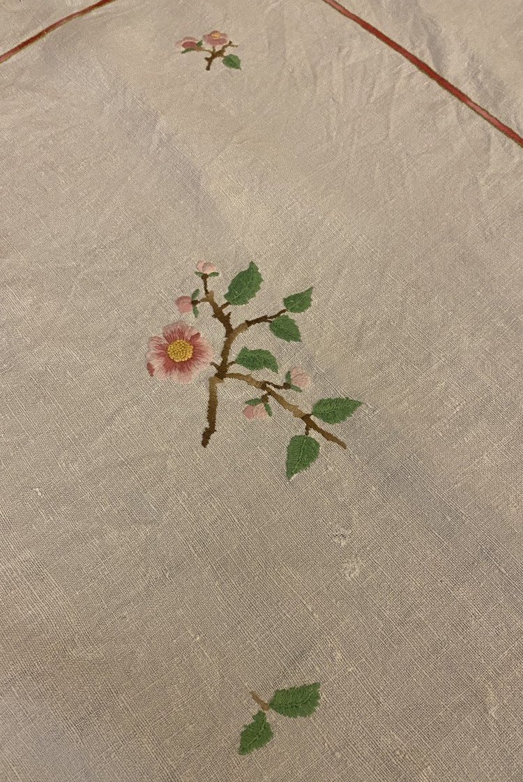 Tovaglia di lino ricamato con fiori XIX