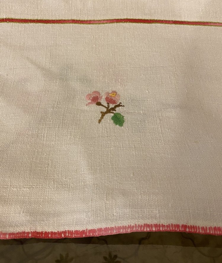 Tovaglia di lino ricamato con fiori XIX