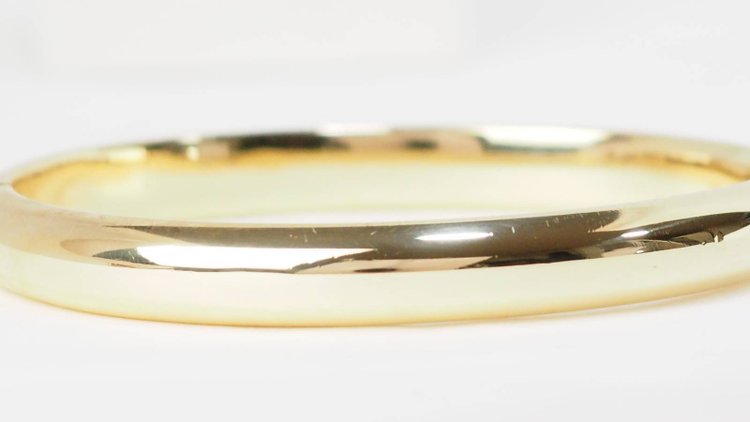 Zu öffnender Armreif aus Gelbgold