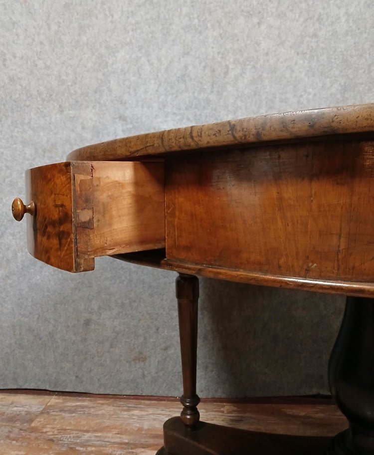 Italian Empire period table pedestal table in mahogany, early 19th century.