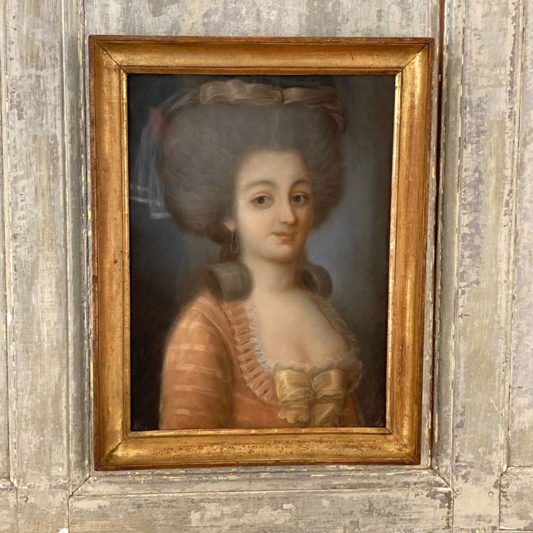 Portrait de jeune femme d'époque Louis XVI pastel